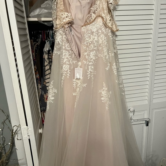 Wedding dress (someone please buy I’m begging) - Picture 8 of 16